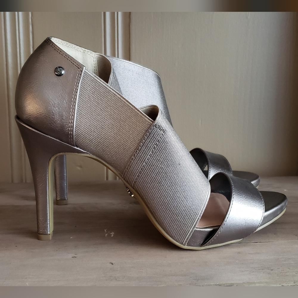 New Simply Vera Eleanor Pewter Silver Metallic Open Toe Heels Size 10M